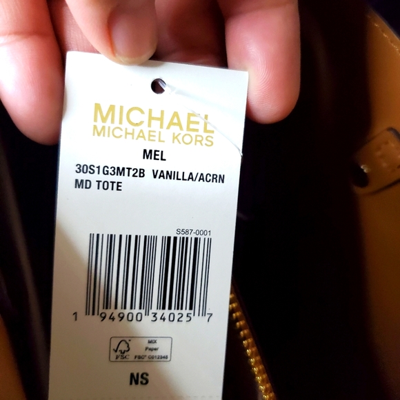 Michael Kors Vanilla Monogram - Picture 8 of 9